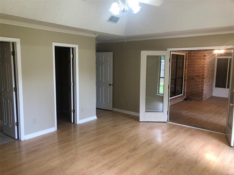 Building Photo - 4145 Johnstown Dr