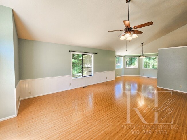 Building Photo - Ridgetop Home in Quiet Neighborhood