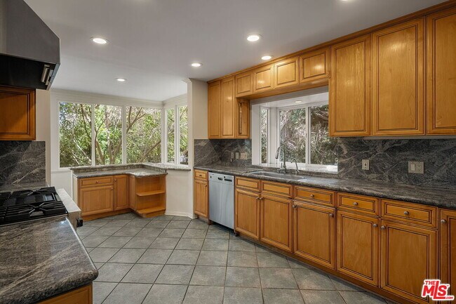 Building Photo - 9149 Hillsboro Dr