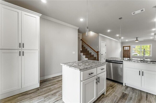 Building Photo - 3305 SW Hillstone Ave