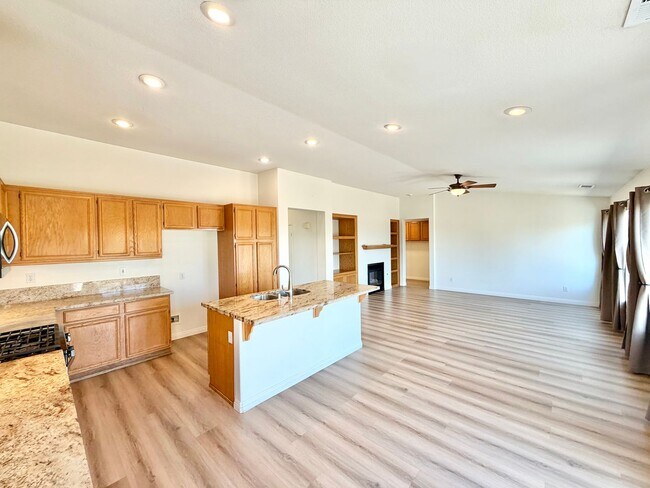 Building Photo - 102 Goldenrod Ave