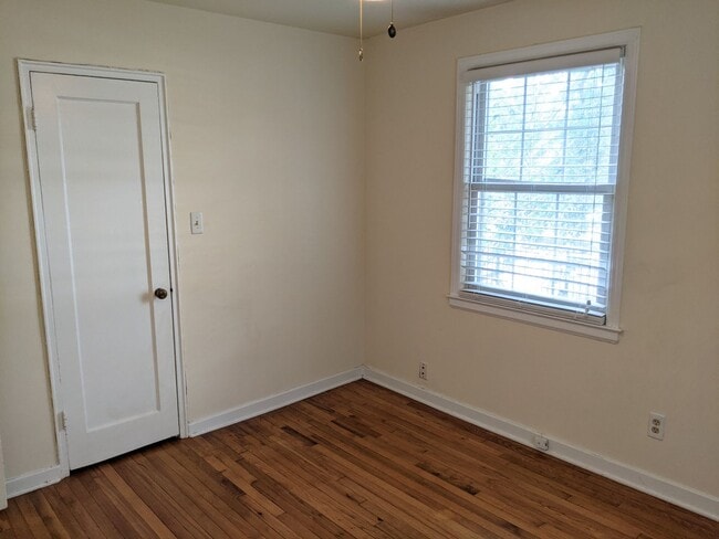 Building Photo - Updated and extremely well-maintained Rock...