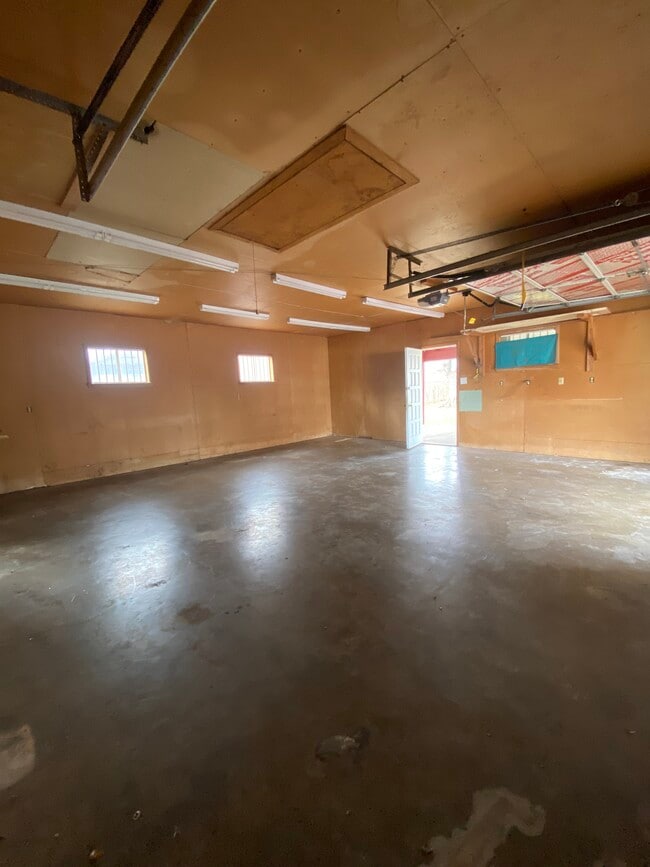 Building Photo - 3803 Poinsettia Dr