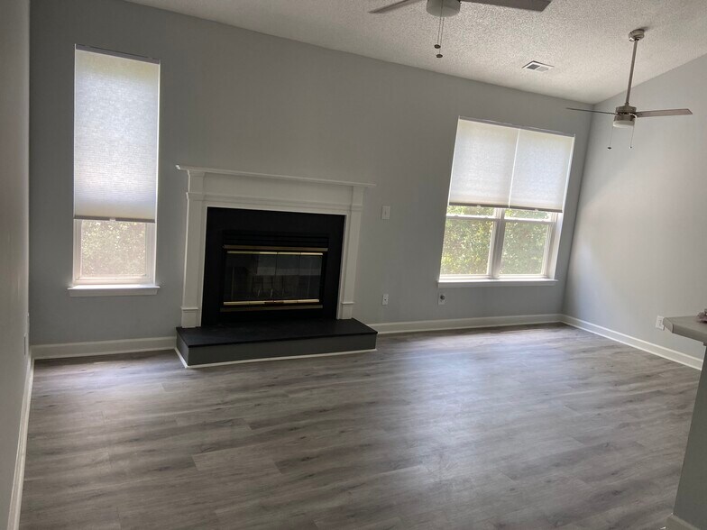 Building Photo - 3205 Jade Ct