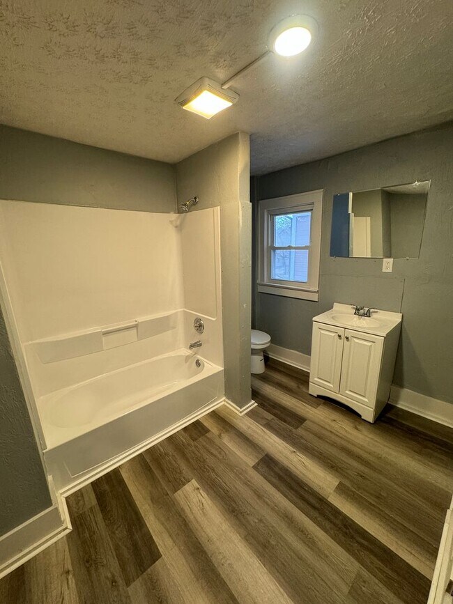 Building Photo - 5 Bed / 1.5 Bath Sunroom & Spacious Layout