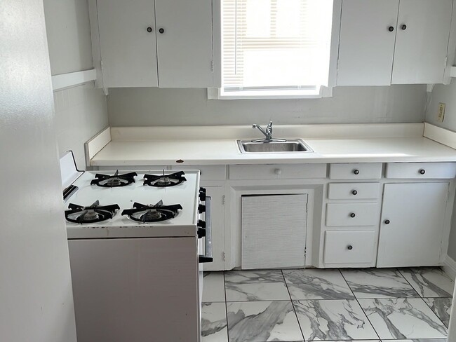 Building Photo - 1 bed 1 bath - Near Plaza District!