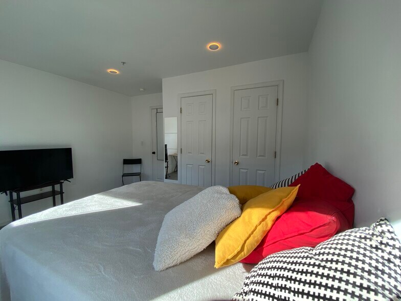 Building Photo - 1327 Belmont St NW