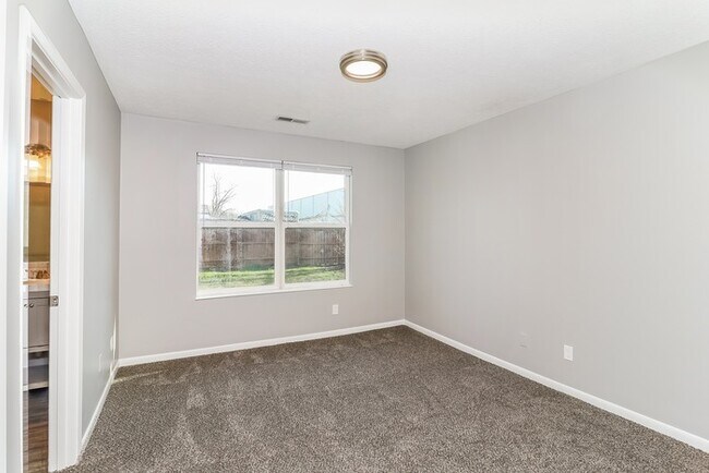 Building Photo - Stunning 3 Bedroom with Spacious Backyard