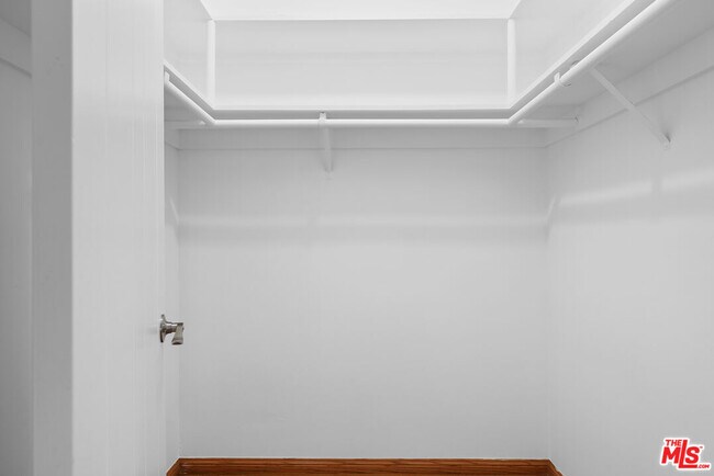 Building Photo - 824 S Shenandoah St