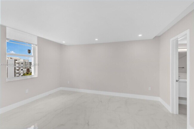 Building Photo - 1331 Lincoln Rd