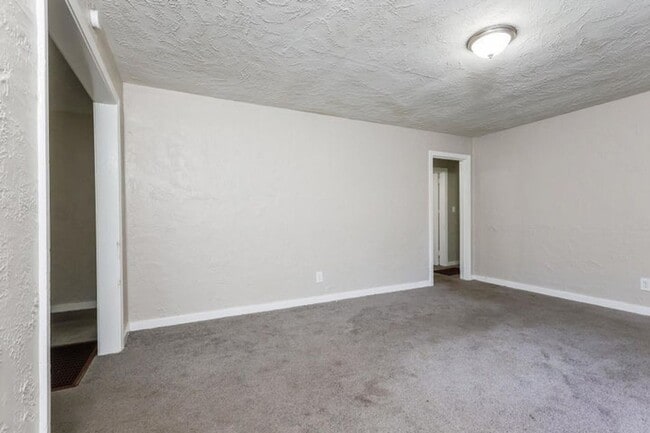 Building Photo - Charming 4 bed 2 bath renovated home