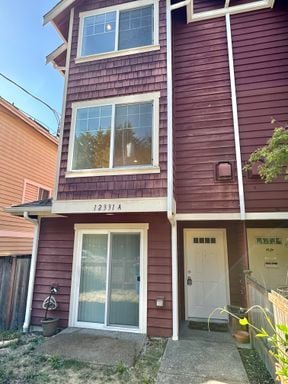 Building Photo - *New Price! Wonderful 3 bed Townhome in Pi...