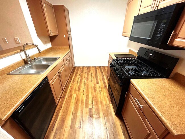 Building Photo - NORTHWEST 2 BEDROOM, 2 BATHROOM CONDO, ALL APPLIANCES INCLUDED!