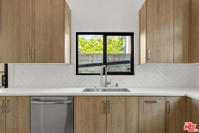 Building Photo - 824 N Orange Grove Ave