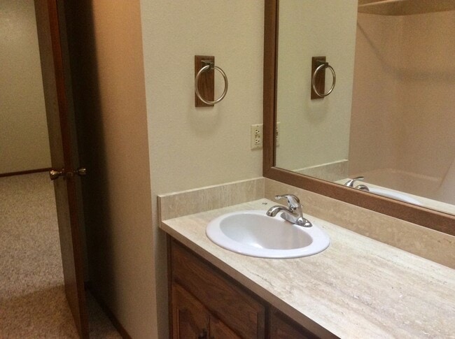 Building Photo - 3 bedroom, 2 bath Condo
