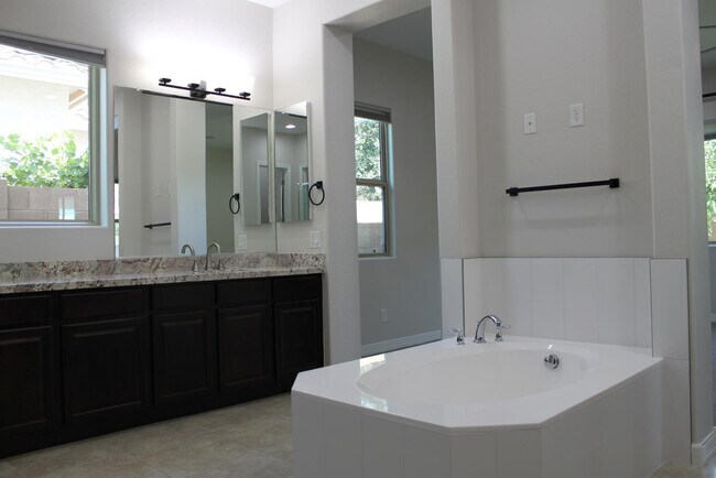 Building Photo - 3458 E Loma Vista St