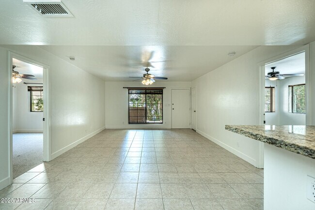 Building Photo - 5402 E Windsor Ave