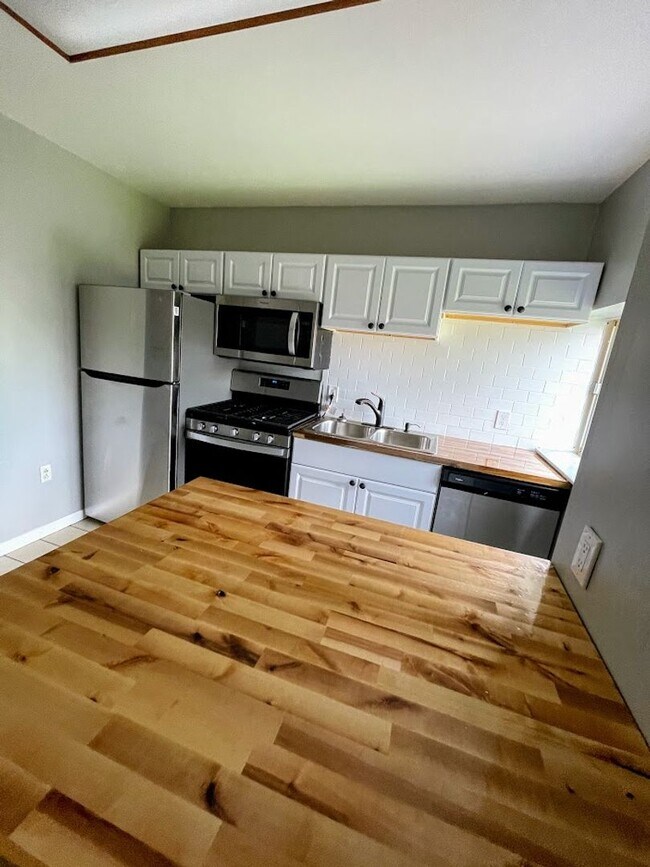 Building Photo - 2323 Sidney St