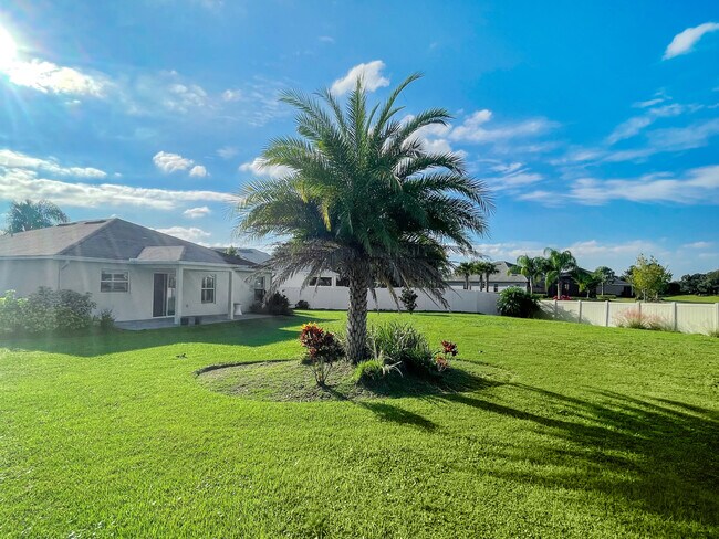 Building Photo - 1641 Strathmore Cir