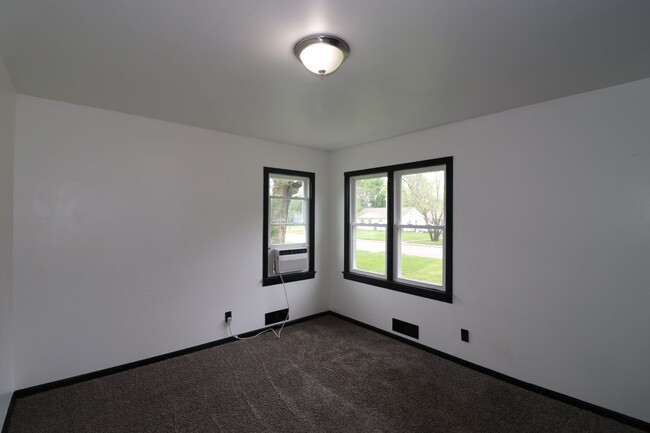 Building Photo - Spacious home for rent!