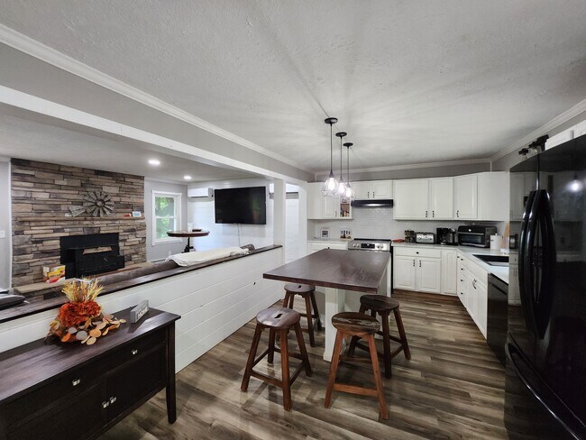 Building Photo - 640 Fairview Heights