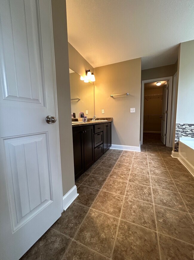 Building Photo - 709 Highgrove Ct