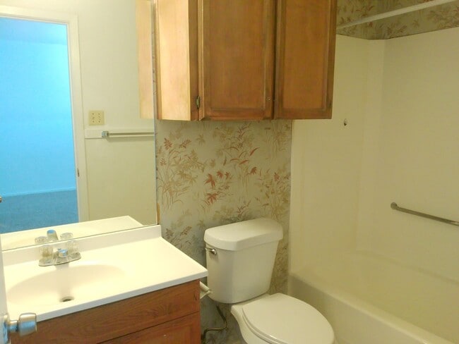 Building Photo - 5725 Crestmore Dr