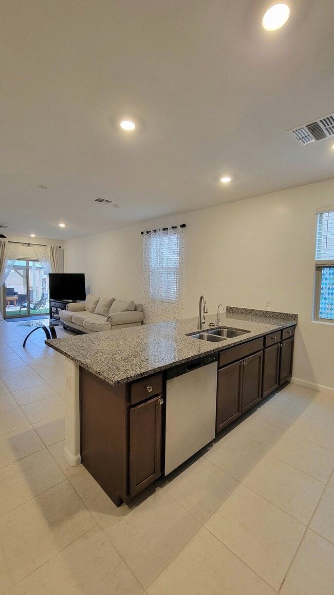 Building Photo - 7152 W Vineridge Dr