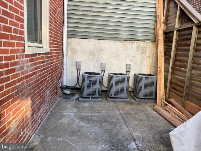 Building Photo - 2620 Brown St