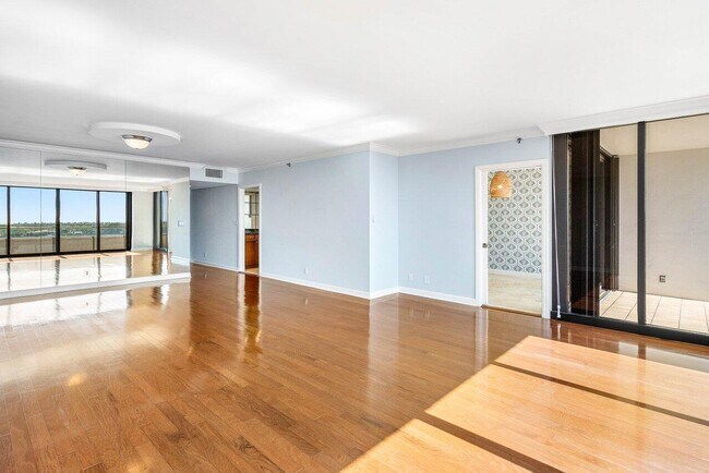 Building Photo - 529 S Flagler Dr