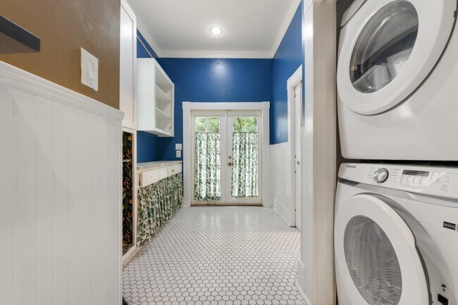 Building Photo - 1122 W Summit Ave.