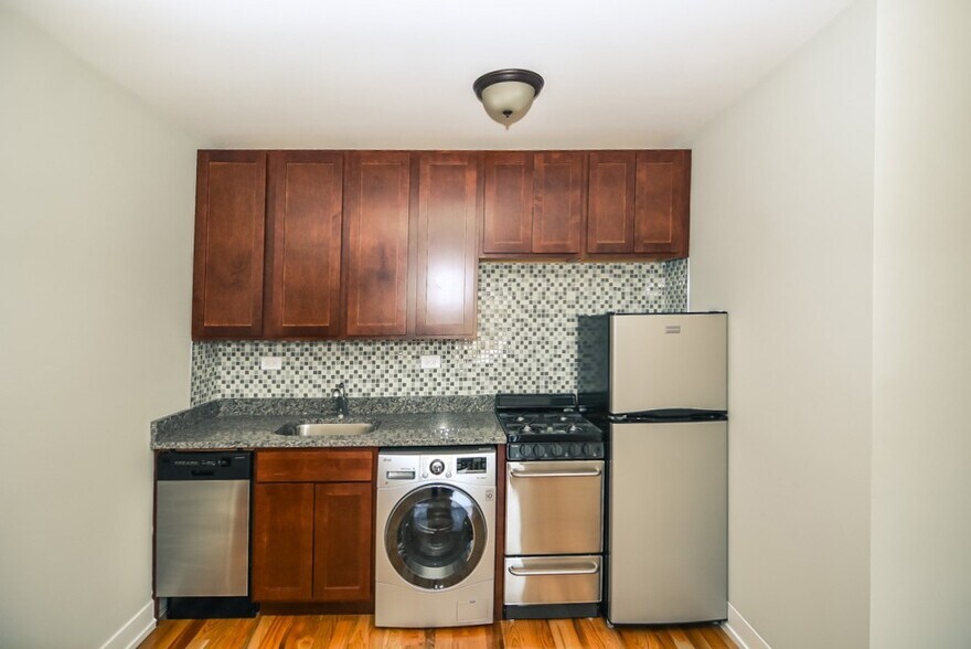 Building Photo - 555 W Arlington