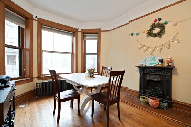 Building Photo - 3508 N Sheffield Ave