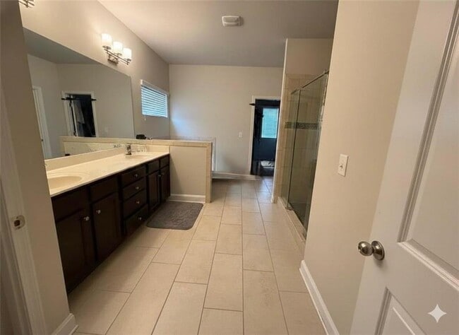 Building Photo - 1750 Dahlia Dr