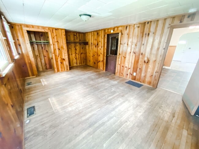 Building Photo - Three Bedroom Close To Campus