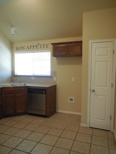 Building Photo - Two Living Areas!!! Spacious Three Bedroom Home in the Woodcreek Addition... Minutes from Campus,...