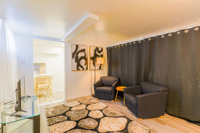 Building Photo - 393 Geranium Ave E