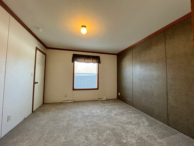 Building Photo - 1432 Iowa Dr