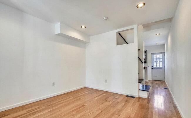 Building Photo - 3422 Roland Ave