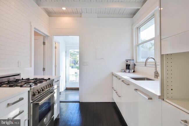 Building Photo - 20 E Goldsborough Ave