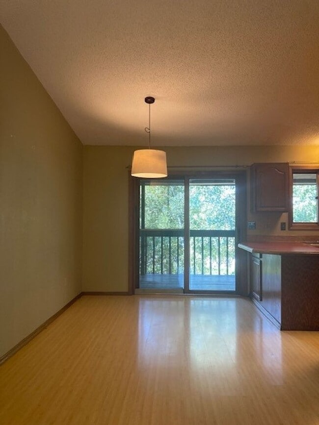 Building Photo - 2 Bedroom Apartment Near MSU! Small Dogs W...