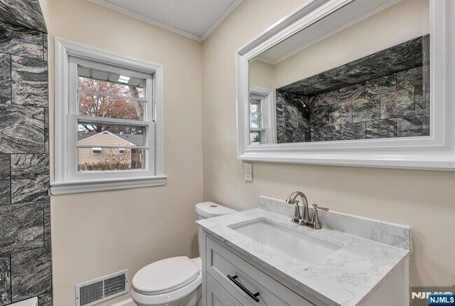 Building Photo - 164 Jeffer Ct