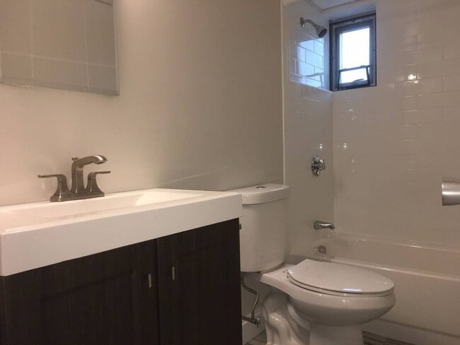 Building Photo - Belmont 1 Bed available Now