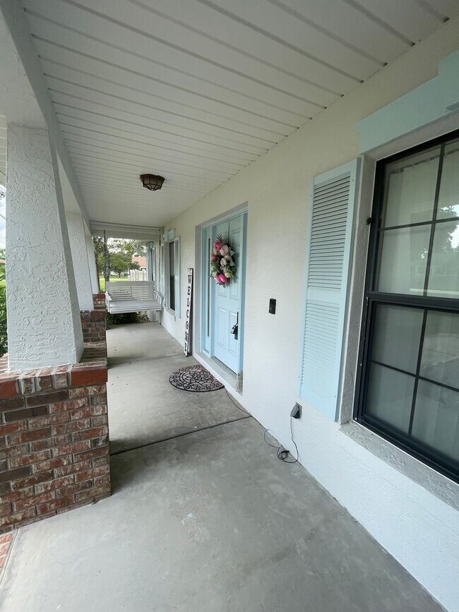 Building Photo - Spacious 4-Bedroom Pool Home – 2 Primary S...