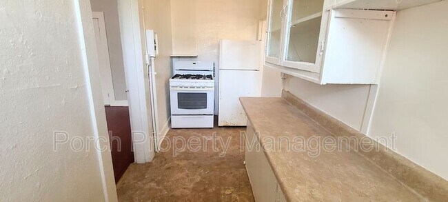 Building Photo - 320 N Barcelona St