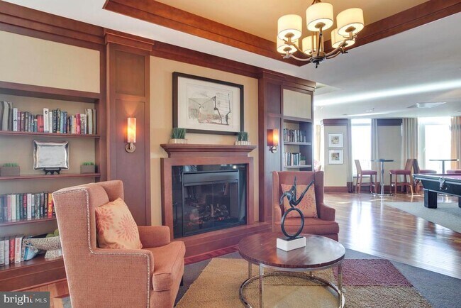 Building Photo - 8220 Crestwood Heights Dr
