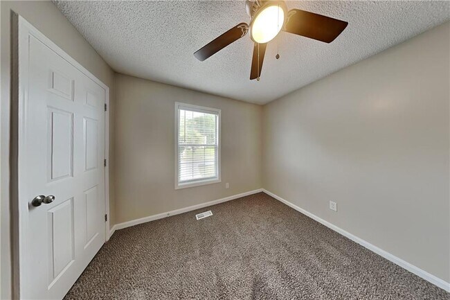 Building Photo - 102 Ashford Dr