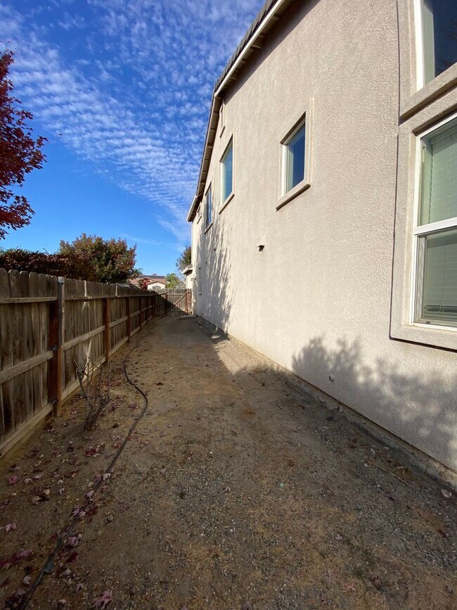 Building Photo - Elegant 2 story home in NW Visalia Coming ...