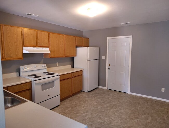 Building Photo - Cute Townhome