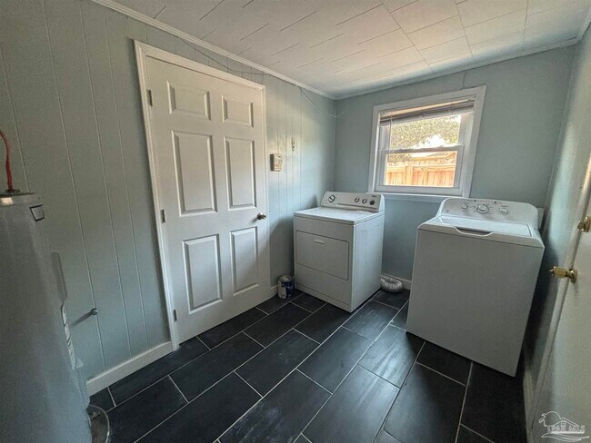 Building Photo - 1118 W Belmont St